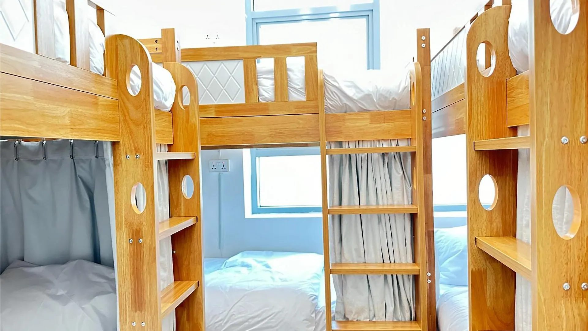 Alphatel Hostel - Dubai World Trade Centre