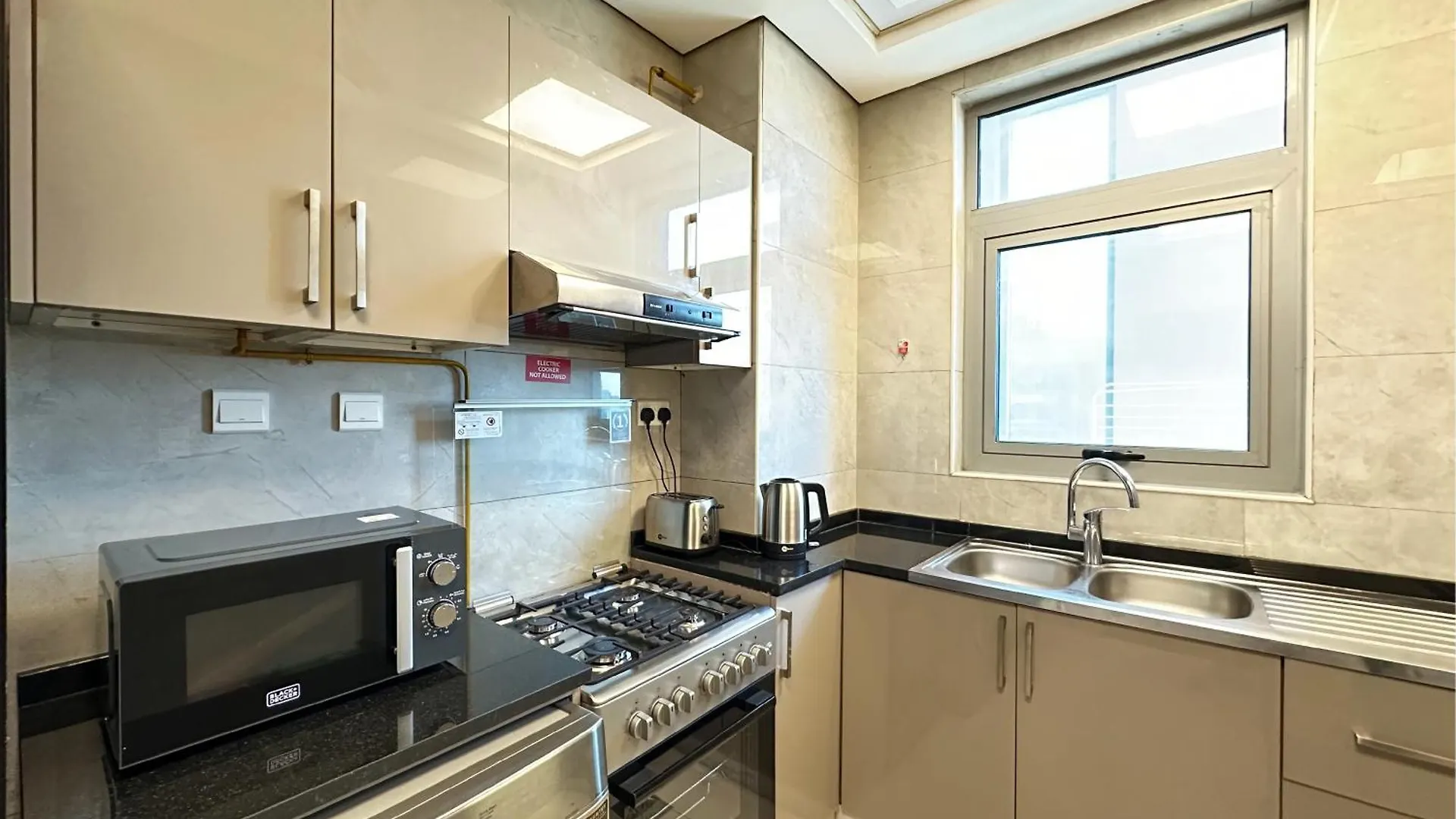 Alphatel Hostel - Dubai World Trade Centre